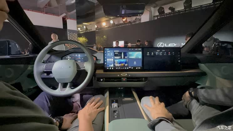 全新雷克萨斯ES实车内饰亮相 “理想”风格双大屏 界面很时尚