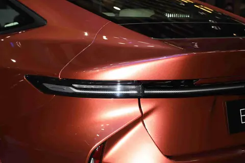 雷克萨斯ES降价7万，传统豪华车遇新能源冲击，全新设计能否翻身